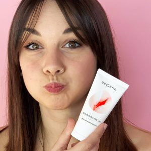 Giulia con la Crema Facial para Pieles Delicadas de BeOnMe apta para pieles secas